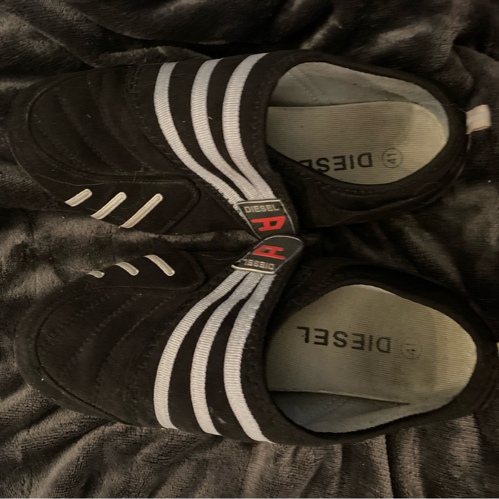 Diesel suede sz 41 black and white. no laces